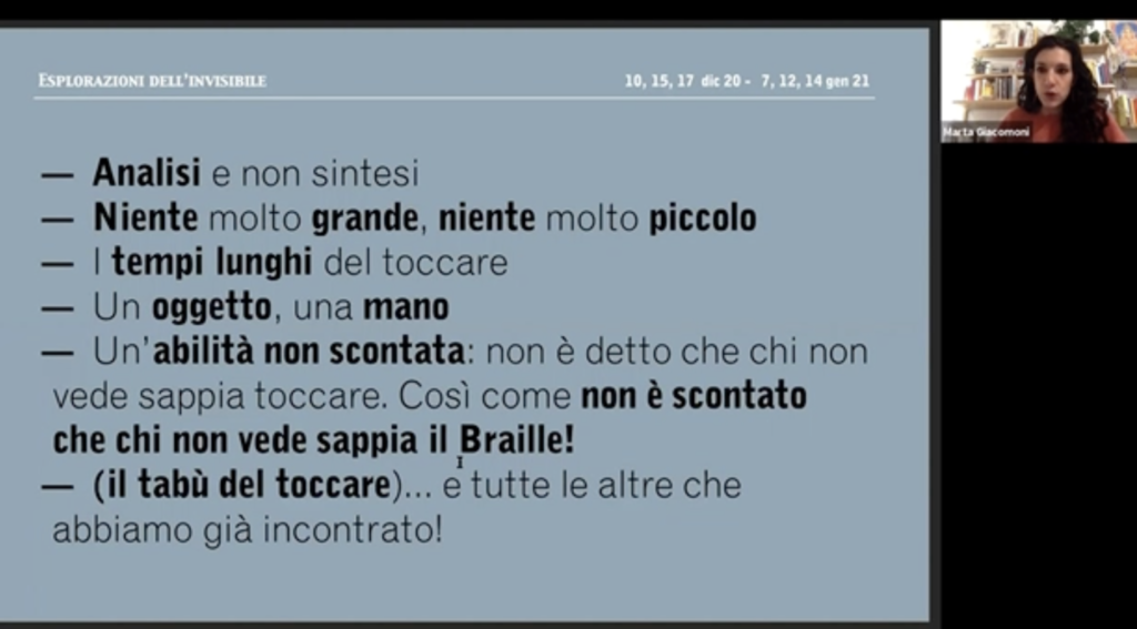 Screenshot da una lezione online. Sullo schermo compaiono una slide con indicazioni sulla tattilità e, in alto a destra. una finestrella che inquadra la relatrice Marta Giacomoni