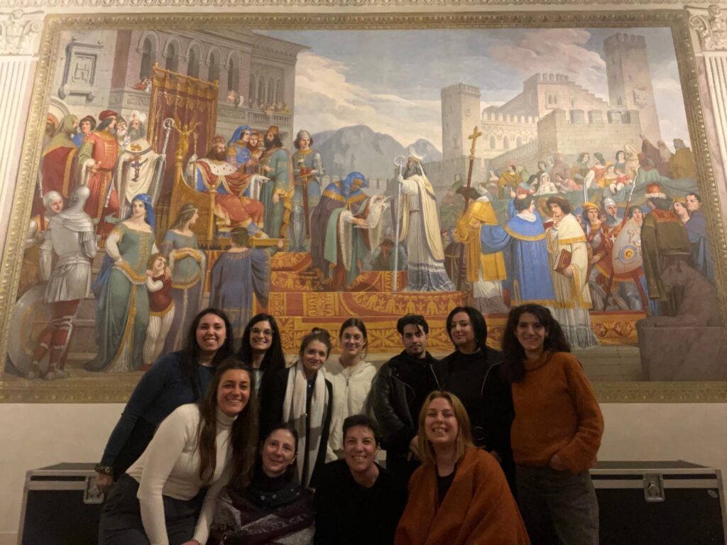 Il gruppo in posa per la foto davanti ad un grande affresco. 